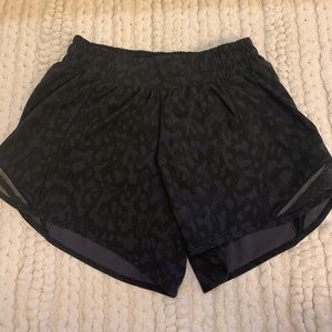 NWOT Lululemon Hotty Hot Shorts- Size 4